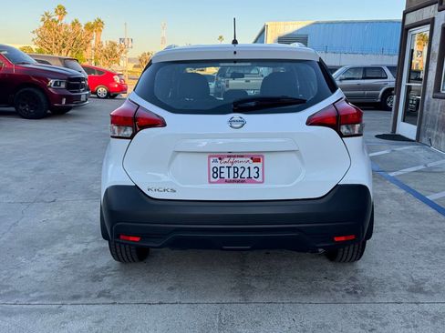 Used 2018 Nissan Kicks S image 9