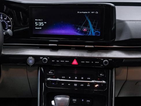 Used 2024 Kia Carnival EX image 15