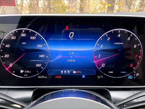 Used 2025 Mercedes-Benz GLC 300 4MATIC image 26