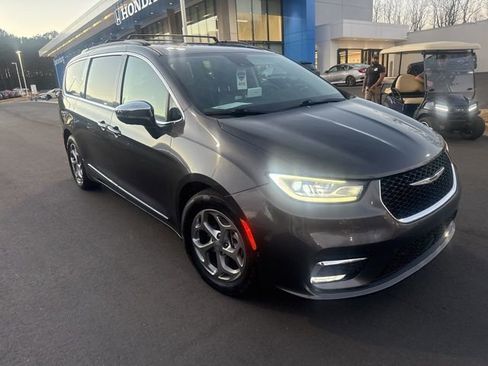 Used 2022 Chrysler Pacifica Limited image 3