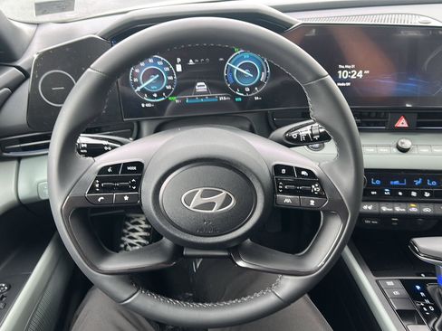 Certified 2025 Hyundai Elantra Limited FWD image 23