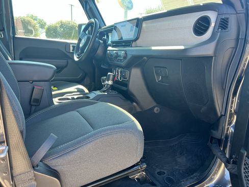 Used 2024 Jeep Gladiator Sport image 15