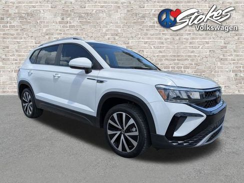 Used 2023 Volkswagen Taos SE w/ Panoramic Sunroof Package image 2