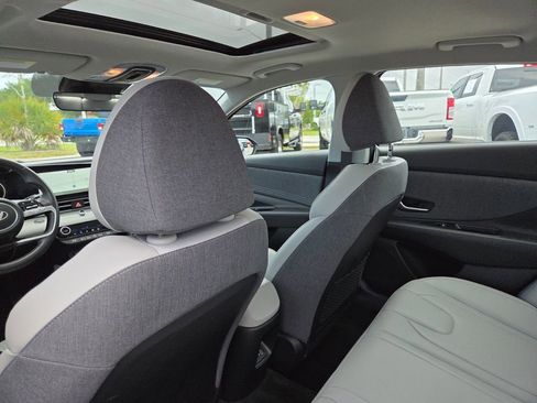 Used 2025 Hyundai Elantra Limited image 18