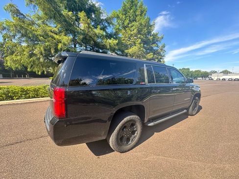 Used 2020 Chevrolet Suburban LT w/ Luxury Package AWD/4WD image 4
