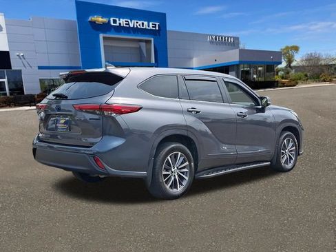 Used 2023 Toyota Highlander LE AWD/4WD image 25