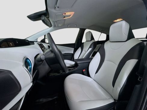 Used 2019 Toyota Prius XLE image 9