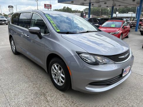 Used 2020 Chrysler Voyager LX image 4