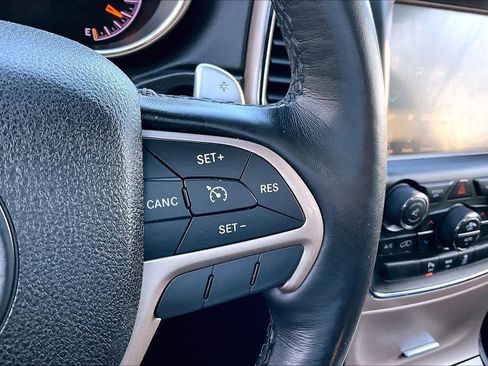 Used 2015 Jeep Grand Cherokee Limited w/ Luxury Group II image 23