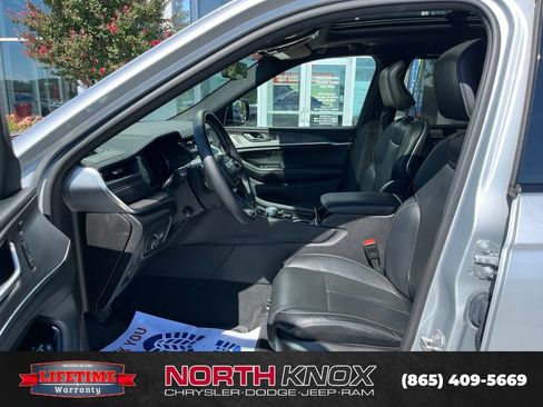 Used 2024 Jeep Grand Cherokee L Overland w/ Advanced Protech Group III AWD/4WD image 3