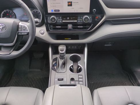 Used 2023 Toyota Highlander XLE FWD image 18