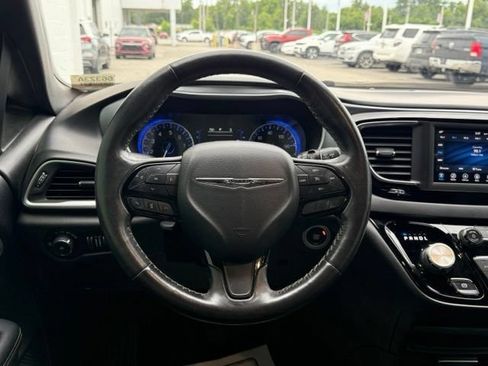 Used 2020 Chrysler Pacifica Touring-L w/ S Appearance Package FWD image 27