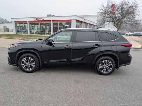 Used 2022 Toyota Highlander XLE image 2