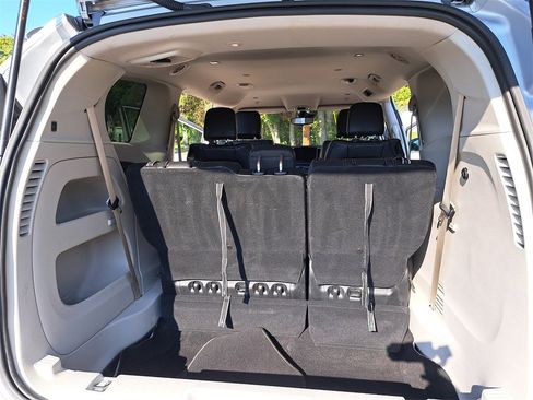 Used 2024 Chrysler Pacifica Touring-L image 13