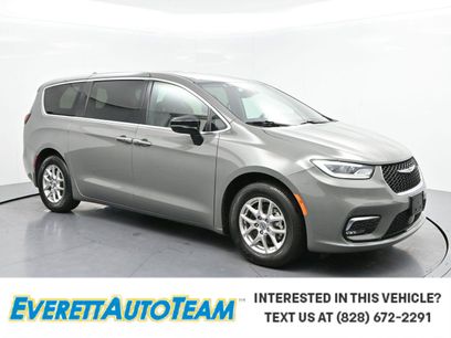 Used 2025 Chrysler Pacifica Select