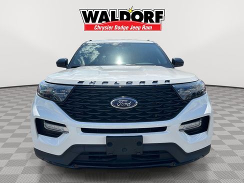 Used 2023 Ford Explorer ST-Line AWD/4WD image 2