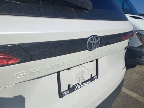 Used 2024 Toyota Grand Highlander XLE image 9