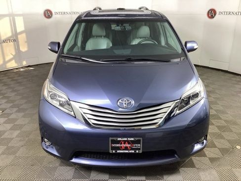 Used 2017 Toyota Sienna Limited Premium image 2