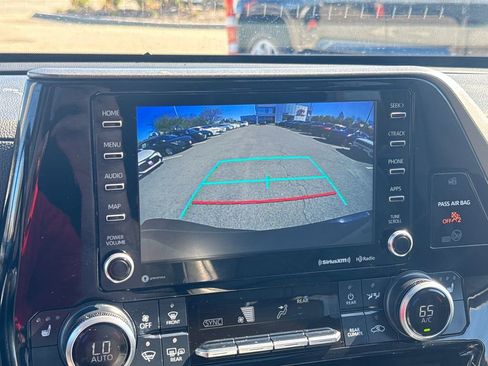 Used 2022 Toyota Highlander XLE AWD/4WD image 25