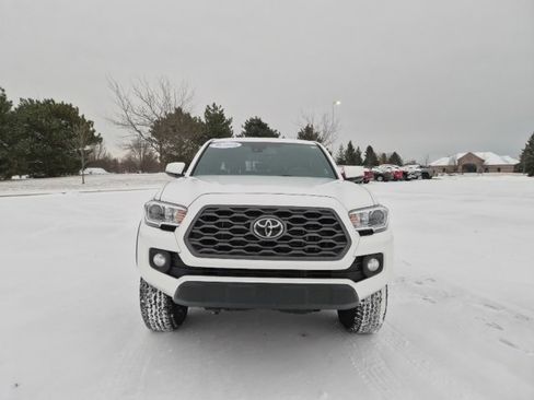 Used 2023 Toyota Tacoma TRD Off-Road image 2