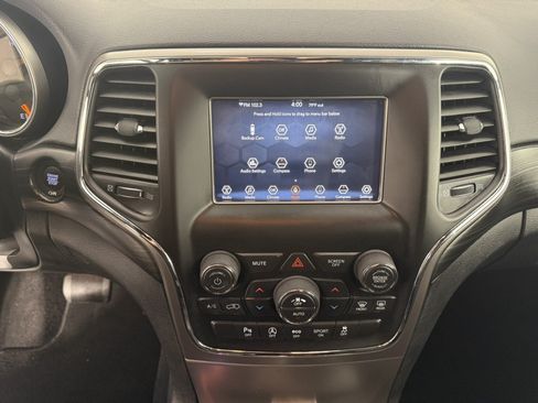 Used 2019 Jeep Grand Cherokee Laredo AWD/4WD image 19