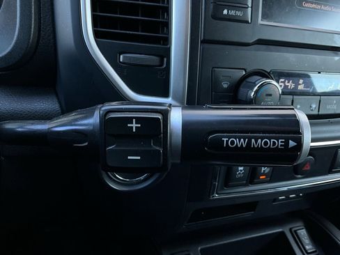 Used 2019 Nissan Titan SV w/ SV Convenience Package image 38