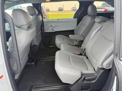 Used 2025 Toyota Sienna XLE FWD image 23