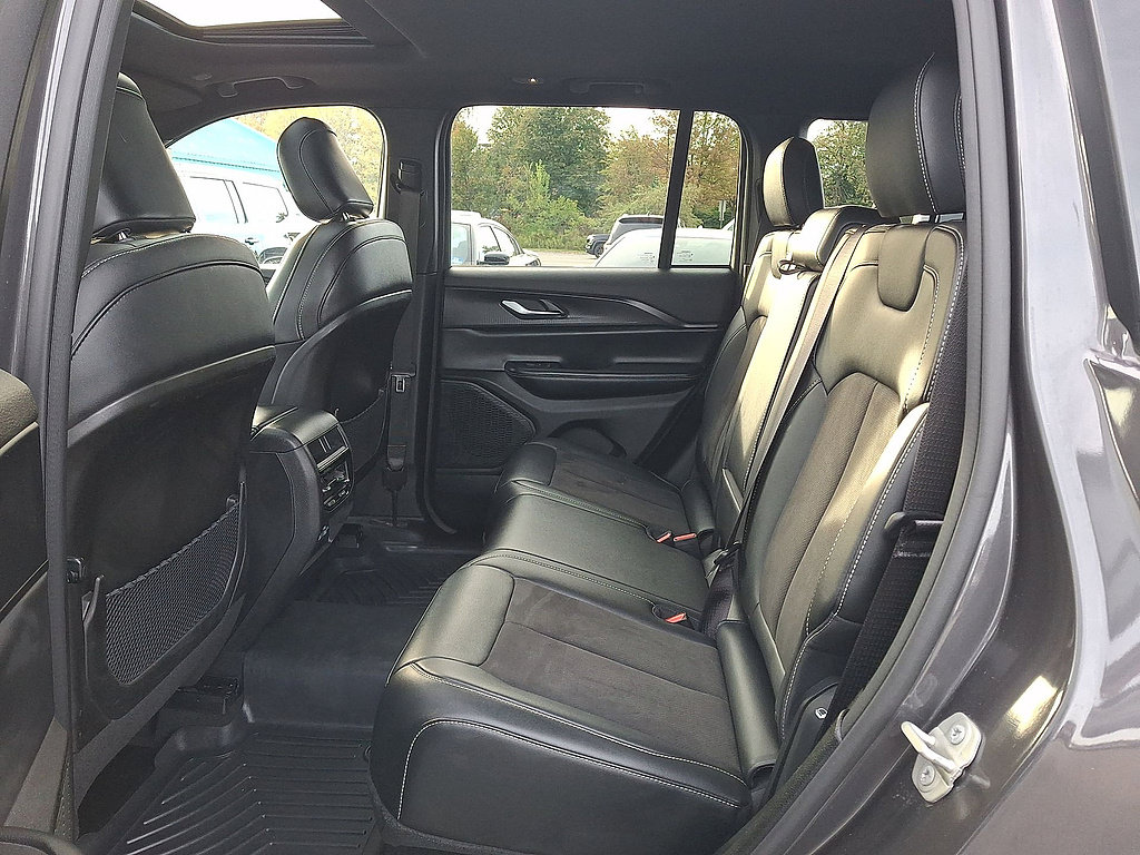 Used 2023 Jeep Grand Cherokee Altitude AWD/4WD image 26