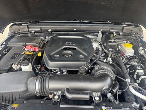 Used 2025 Jeep Wrangler Sahara image 32