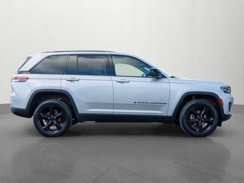 Used 2023 Jeep Grand Cherokee Altitude image 8