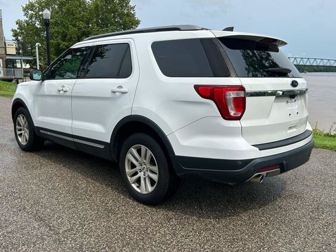 Used 2018 Ford Explorer XLT AWD/4WD image 3