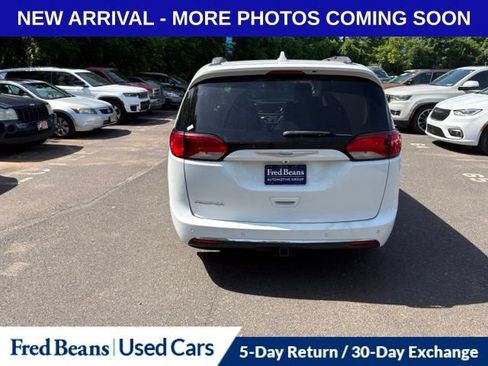 Used 2018 Chrysler Pacifica Touring-L Plus FWD image 4