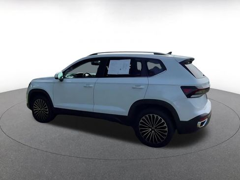 Used 2025 Volkswagen Taos SE FWD image 9