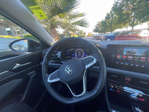 Used 2025 Volkswagen Jetta SE image 28