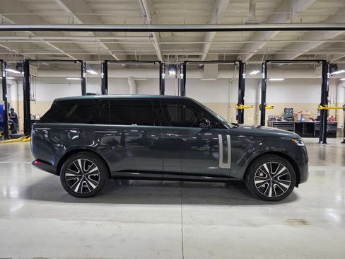 Used 2025 Land Rover Range Rover Long Wheelbase SE AWD/4WD image 8