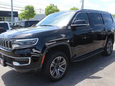 Used 2022 Jeep Wagoneer Series III AWD/4WD image 2