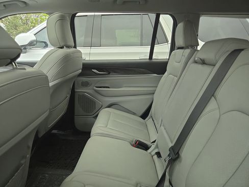 Used 2023 Jeep Grand Cherokee L Overland AWD/4WD image 8