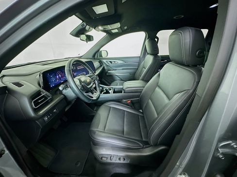 Used 2025 Chevrolet Traverse LT image 13