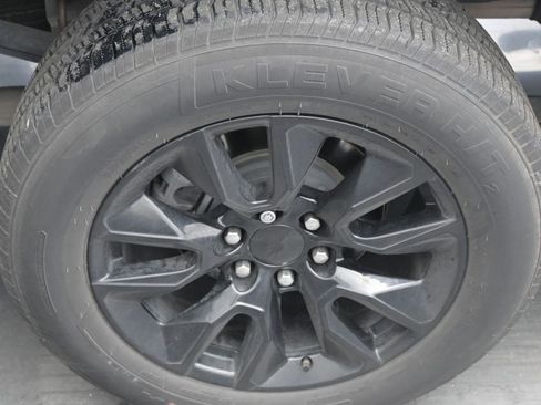 Used 2020 Chevrolet Silverado 1500 Custom w/ Custom Value Package image 12