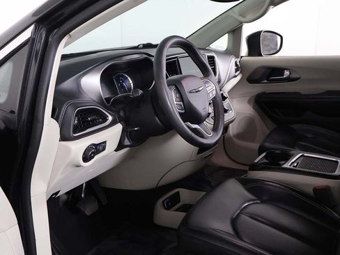 Used 2023 Chrysler Pacifica Touring-L FWD image 22