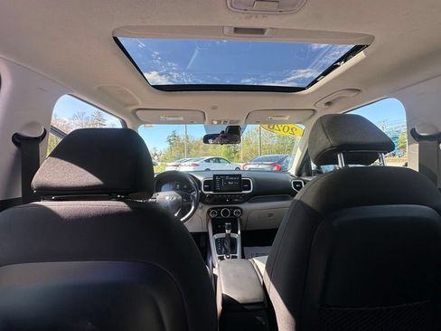 Used 2025 Hyundai Venue SEL FWD image 28
