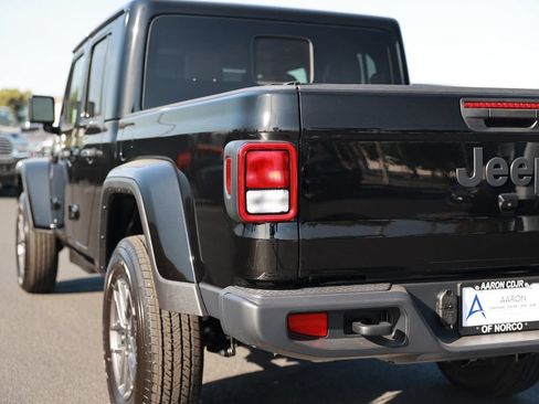 New 2026 Jeep Gladiator Sport AWD/4WD image 10