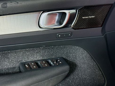 Used 2019 Volvo XC40 T4 Momentum image 24