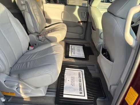 Used 2013 Toyota Sienna XLE image 17