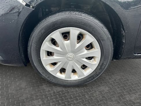 Used 2019 Nissan Versa SV FWD image 9