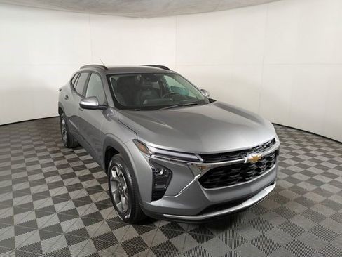 Certified 2025 Chevrolet Trax LT w/ LT Convenience Package FWD image 9