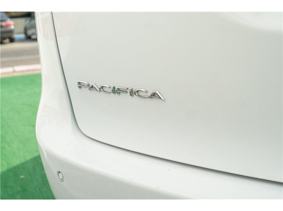 Used 2021 Chrysler Pacifica Touring-L FWD image 9