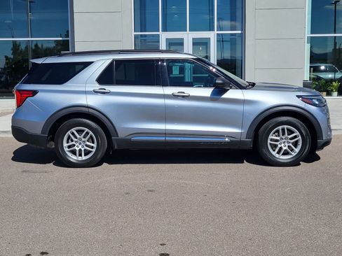 Used 2025 Ford Explorer Active w/ Active Comfort Package RWD image 3