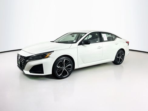 Used 2025 Nissan Altima 2.5 SR FWD image 3