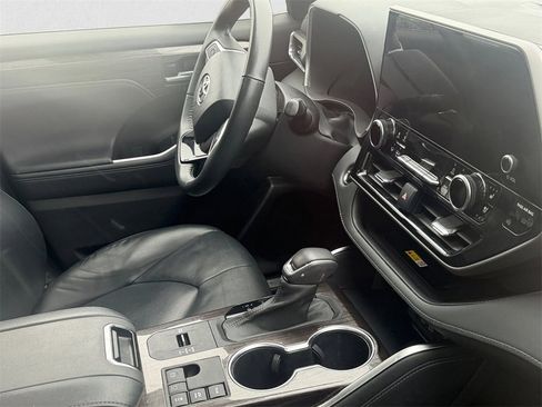 Used 2023 Toyota Highlander Limited image 7